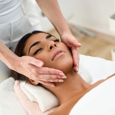 woman-receiving-head-massage-in-spa-wellness-J9S8GXE.jpg